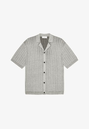 Chemise gris tricotée à manches courtes avec un motif vertical texturé, fermeture à boutons sur le devant et col avec revers. Caractérisée par des boutons foncés.