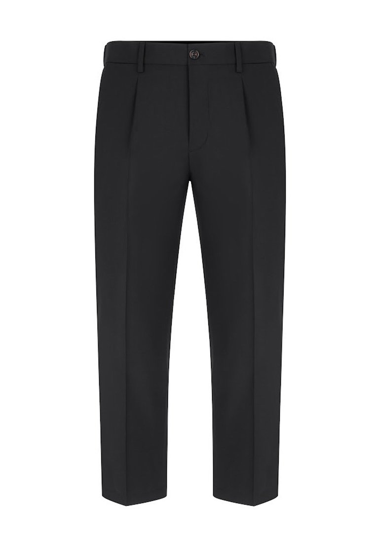 Czarne dopasowane spodnie z płaskim przodem, z centralnymi plisami, gładką fakturą i klasycznym pasem z zapięciem na guzik.
