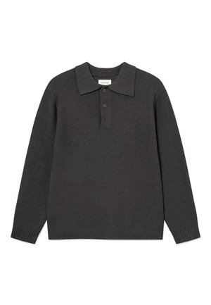 Ciemnoszary, dziany sweter polo z długim rękawem, z dwoma guzikami i ściągaczami na mankietach, ułożony płasko na białym tle.