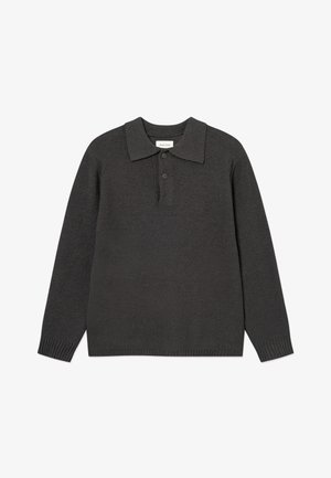 Maglione polo a maniche lunghe in maglia grigio scuro con due bottoni e polsini a costine, disteso su uno sfondo bianco.