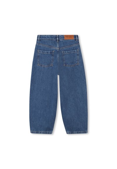 Niebieskie dżinsy o luźnym kroju, z naszywką z logo na pasku i dwoma tylnymi kieszeniami z przeszyciami.