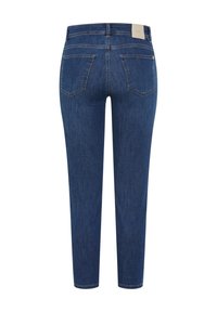 Jean en denim bleu foncé vu de dos avec deux poches arrière, passants de ceinture et une petite étiquette de marque beige sur la ceinture.