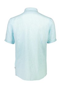 Lichtblauw kortarm shirt gemaakt van linnenstof. Bevat een klassieke kraag en een rechte zoom met een subtiele textuur.