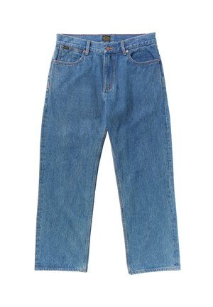 Jeans in denim azzurro chiaro con taglio dritto, cinque tasche e cuciture a contrasto. Chiusura frontale con bottone in ottone e zip, senza decorazioni.