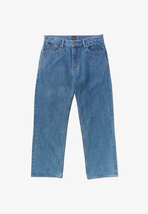 Jeans in denim azzurro chiaro con taglio dritto, cinque tasche e cuciture a contrasto. Chiusura frontale con bottone in ottone e zip, senza decorazioni.