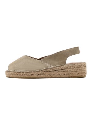 Sandalia espadrille de ante beige con talón abierto, puntera cerrada, suela plataforma de yute trenzado y correa trasera.