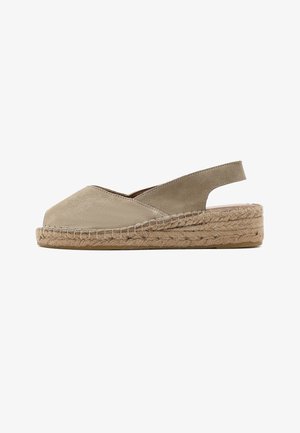 Sandalia espadrille de ante beige con talón abierto, puntera cerrada, suela plataforma de yute trenzado y correa trasera.