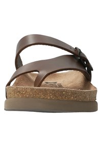 Sandales à glissière en cuir marron avec deux sangles croisées, une semelle en liège et une semelle en caoutchouc avec une légère élévation. Accent de boucle en métal noir.