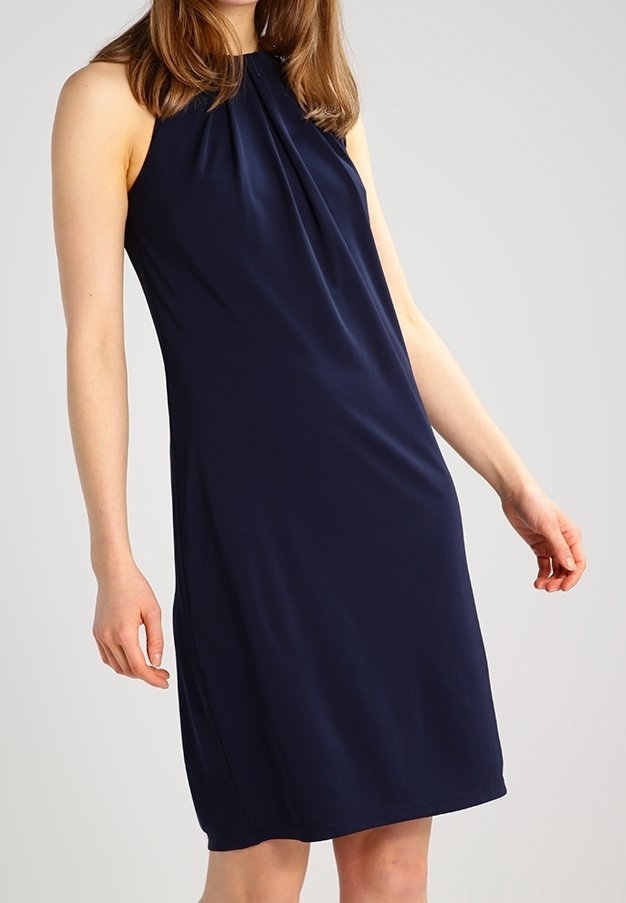 Robe bleu marine à col licou en tissu lisse, avec des plis au niveau du décolleté et une silhouette ajustée, se terminant juste au-dessus du genou.