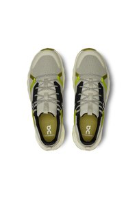 Sportschuhe mit einem grau, schwarz und limettengrünen Akzenten versehenen Mesh-Obermaterial, einer dicken Sohle und reflektierenden Schnürsenkeln. Markenlogo auf der Zunge.