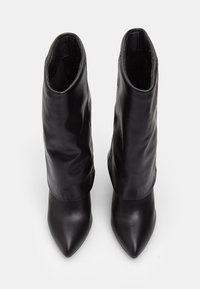 Bata Botine cu toc - nero