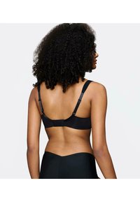 Soutien-gorge noir avec bretelles réglables et fermeture à crochet à l'arrière, présentant une texture lisse et un design sans coutures.