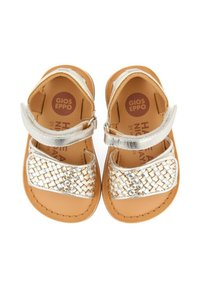 Sandales marron clair avec des brides en métal argenté, présentant un motif tissé sur la bride avant. Boucle réglable pour un ajustement sécurisé.