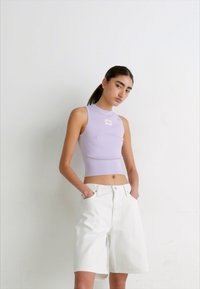 Calvin Klein Jeans 90S STRAIGHT - Kratke hlače od trapera - denim light