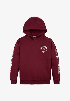 Bordeauxrotes Kapuzen-Sweatshirt mit gerippten Bündchen und Saum, weißem und rotem Tommy Hilfiger-Logo auf der Brust und mehrfarbigen grafischen Flaggen an beiden Ärmeln.
