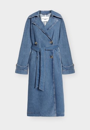 Trenci lung din denim albastru cu guler larg, nasturi dubli, talie cu centură și bretele la manșete.