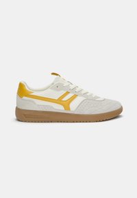 Weiße Wildledersneaker mit gelben Akzenten, mit einem niedrigen Profil, durchlöchertem Design und einer beigefarbenen Gummisohle. Die Schnürsenkel sind weiß.