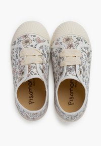 Scarpe da ginnastica bianche in tela con motivi floreali in rosa, grigio e giallo, dotate di lacci beige e una suola in gomma testurizzata.