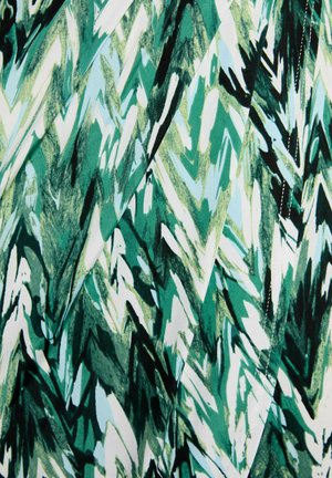 Motif textile abstrait en zigzag vert, blanc et noir avec des plis diagonaux superposés et des textures à coups de pinceau dynamiques, évoquant des formes de feuillage.