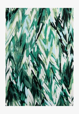 Motif textile abstrait en zigzag vert, blanc et noir avec des plis diagonaux superposés et des textures à coups de pinceau dynamiques, évoquant des formes de feuillage.