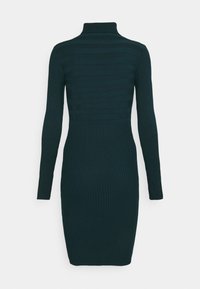 Strickkleid in dunkelgrün mit hohem Kragen, das im oberen Bereich horizontale Streifen und im unteren Teil eine gerippte Textur aufweist.
