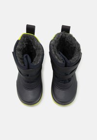Marine Winterstiefel mit grauem Fleece-Futter und leuchtend grünen Akzenten, ausgestattet mit zwei verstellbaren Riemen und einem runden Zehendesign.