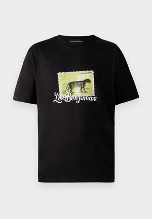 Black cotton t-shirt featuring an illustration of a leopard in a stamp design with the text "Les Benjamins" below. Short sleeves, crew neck.