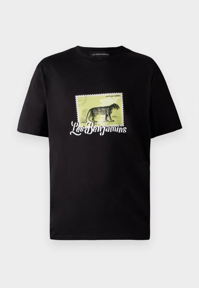 Μαύρο βαμβακερό t-shirt με απεικόνιση ενός λεοπάρδαλου σε σχεδίαση γραμματόσημου, με το κείμενο "Les Benjamins" από κάτω. Κοντά μανίκια, στρογγυλή λαιμόκοψη.
