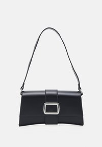 Czarna prostokątna torba na ramię z jednym paskiem i srebrnym prostokątnym zapięciem na przedniej klapie, prezentująca się na białym tle.