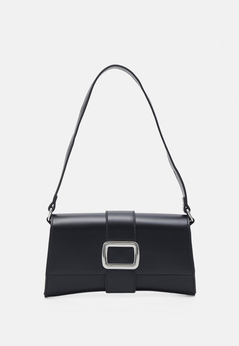 Czarna prostokątna torba na ramię z jednym paskiem i srebrnym prostokątnym zapięciem na przedniej klapie, prezentująca się na białym tle.