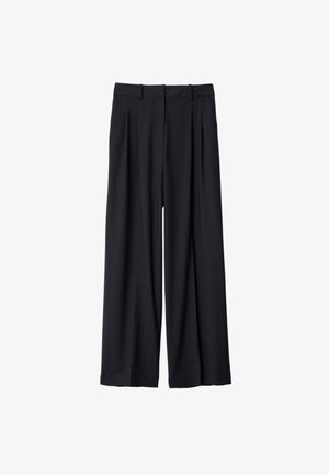 Schwarze weite Hose mit Gürtelschlaufen und vorderen Falten, auf einem weißen Hintergrund präsentiert.