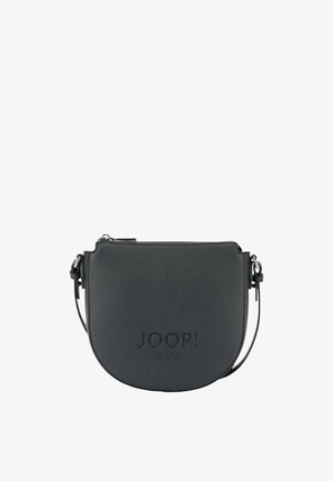 Borsa a tracolla nera in pelle con forma arrotondata. Presenta un logo impresso, chiusura con zip nella parte superiore e una tracolla regolabile. Texture liscia.