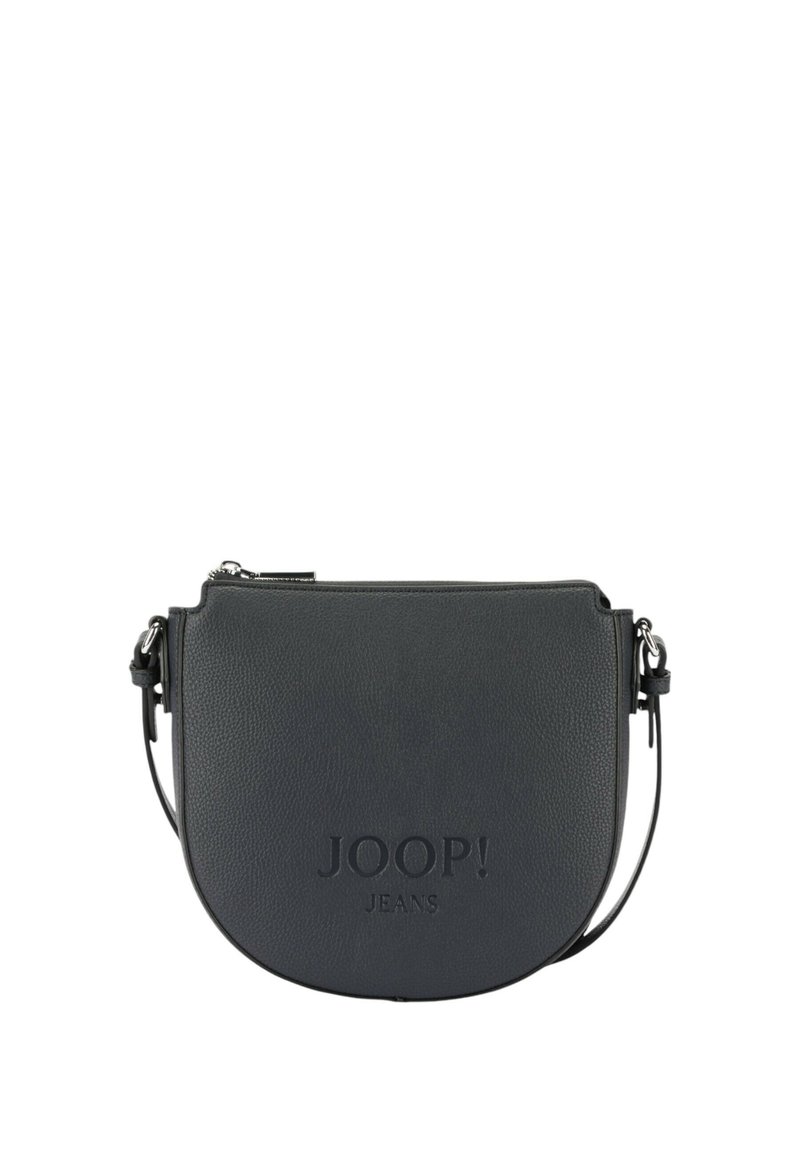 Čierna kožená kabelka cez rameno s guľatým tvarom. Obsahuje vyrazené logo, zips na vrchu a nastaviteľný popruh. Hladký povrch.