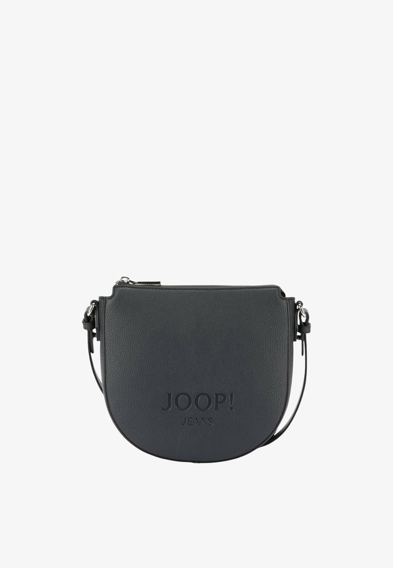 Čierna kožená kabelka cez rameno s guľatým tvarom. Obsahuje vyrazené logo, zips na vrchu a nastaviteľný popruh. Hladký povrch.