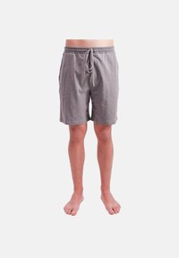 Graue Kordelzug-Shorts aus weichem Stoff, mit Seitentaschen und lockerem Schnitt, die über die Knie reichen. Schlichte, glatte Textur.