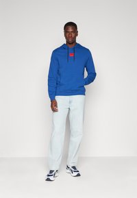 HUGO DARATSCHI - Hoodie - blau (medium blue)