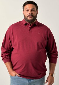 Bordeaux langemouwen polo shirt met een drie-knopen kraag, gemaakt van zachte stof, met een subtiele logodetail op de borst.