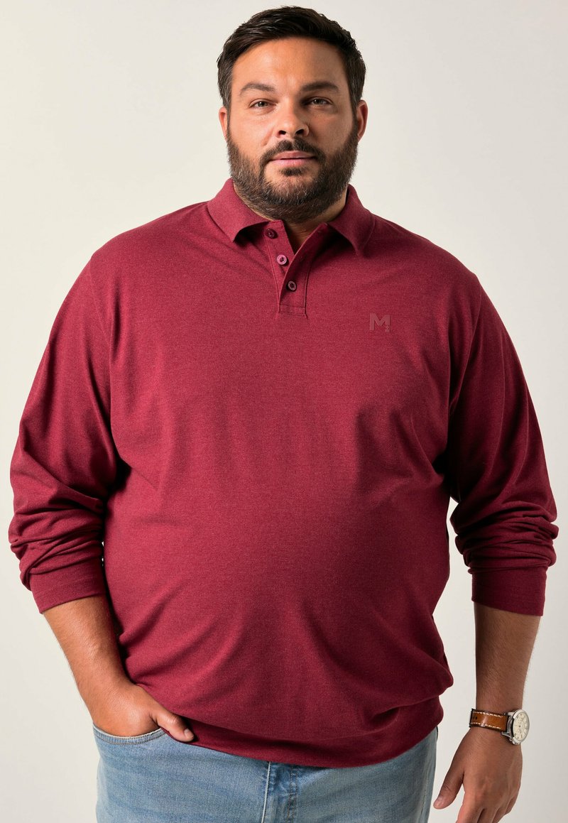 Bordeaux langemouwen polo shirt met een drie-knopen kraag, gemaakt van zachte stof, met een subtiele logodetail op de borst.
