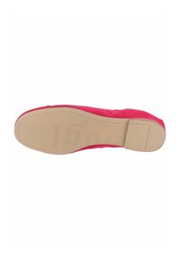Zapato plano con un upper de ante rosa brillante, punta redondeada y suela de goma beige. Logo de la marca visible grabado en la suela.