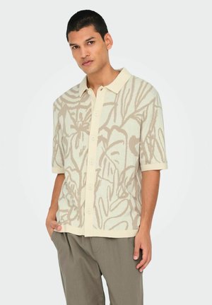 Chemise à manches courtes, boutonnière, en crème avec un motif floral abstrait marron clair, dotée d'un col contrasté et d'une coupe décontractée.