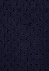 Tumesinine kudumine tekstuuriga mustriga, millel on väikesed rombikujulised vormid ja avatud detailid, luues keerulise ja hingava disaini.