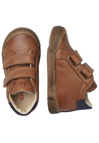 Bruna lädersneakers med två kardborreband, rund tå, texturerad gummisåle och marinblå detaljer på hälen och inredningen.