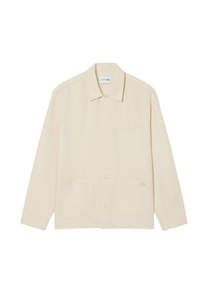 Camicia a maniche lunghe color crema con collo, chiusura frontale con bottoni e tre tasche frontali, inclusa una tasca sul petto.
