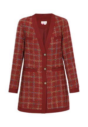 Blazer de tweed a cuadros rojos con cuello de chal, dos bolsillos frontales, tres botones decorativos y acentos sólidos en rojo contrastante.