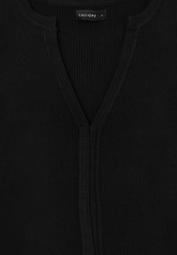 Maglione nero a coste con scollatura a V profonda e una piccola etichetta con la scritta "CALLIOPE" sul colletto. Morbida texture senza fantasie.