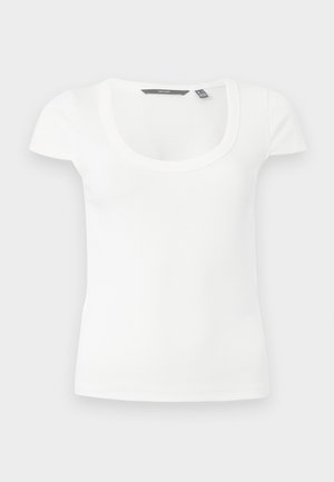 Valge lühikeste varrukatega t-särk, kaelusega, valmistatud soonikust kangast, millel on keha järgnev lõige ja sile pind, puhta ja lihtsa siluetiga.