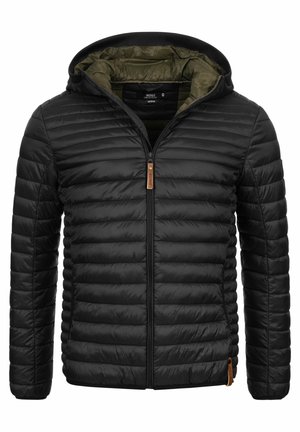 Schwarze Pufferjacke mit Reißverschluss, komplett mit gestepptem Design, Kapuze und olivgrünem Innenfutter. Lederakzent am Saum.