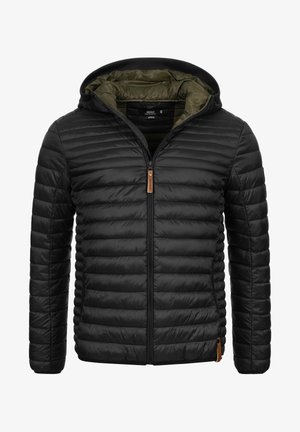 Svart dunjakke med glidelås, med quiltet tekstur, hette og en olivengrønn innside. Lærdetalj nær kanten.