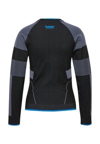 Zwarte sportshirt met lange mouwen en grijze accenten en gestructureerde strepen; heeft een ronde hals en blauwe stikseldetails.