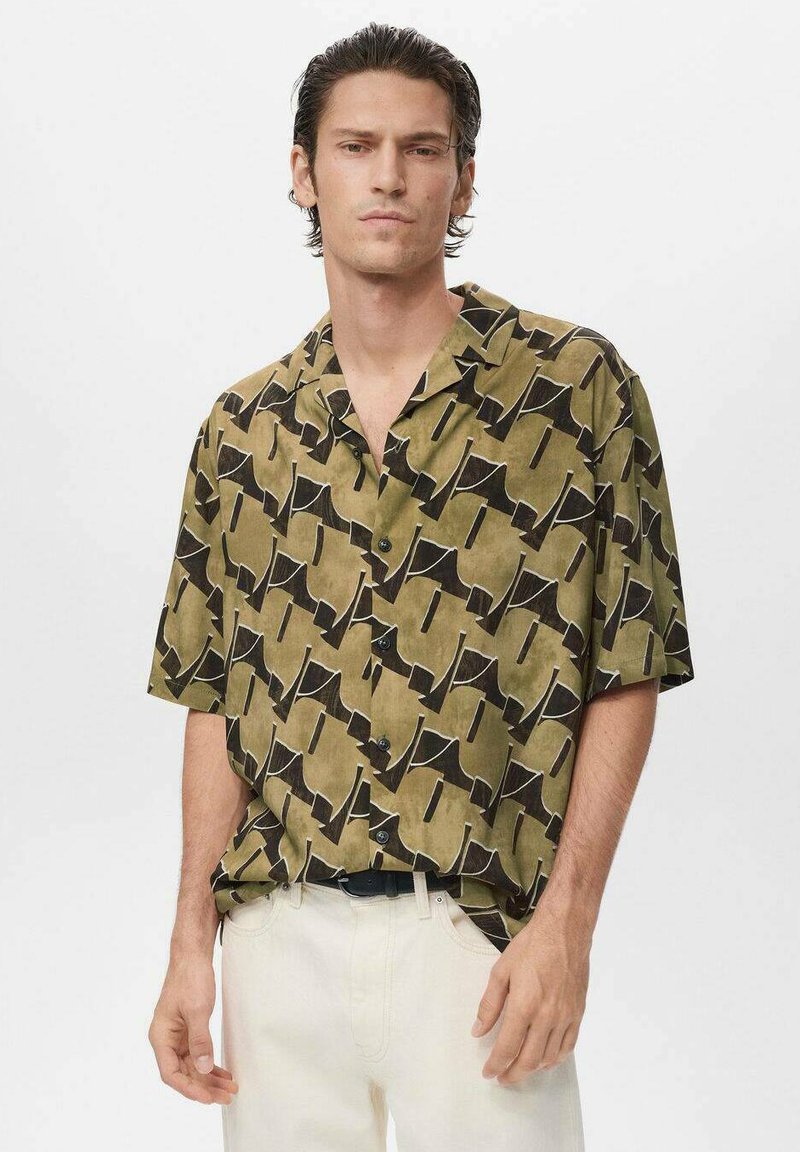 Chemise pour homme à manches courtes de couleur olive avec un motif abstrait noir, présentant une coupe décontractée, un col boutonné et une texture de tissu lisse.